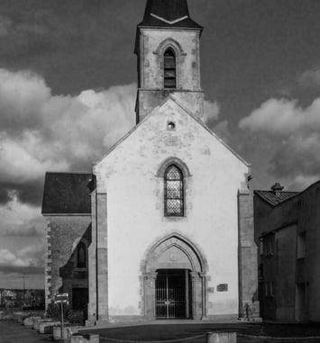 Visite guidée d'une chapelle située sur le chemin de Saint-Jacques-de-Compostelle