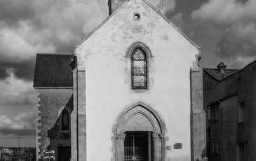 Visite guidée d'une chapelle située sur le chemin de Saint-Jacques-de-Compostelle