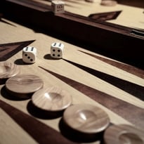 Moment ludique avec jeux en bois et malles escape game