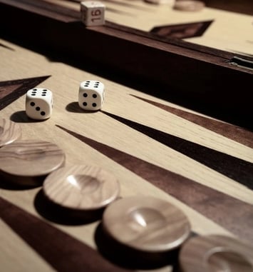 Moment ludique avec jeux en bois et malles escape game