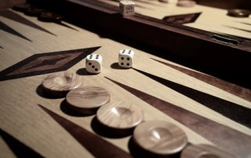 Moment ludique avec jeux en bois et malles escape game