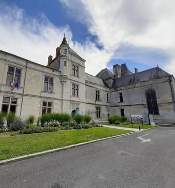Visite commentée : découvrez ce joyau de l'art renaissant en Poitou aux cuisines sculptées uniques !
