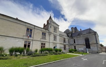 Visite commentée : découvrez ce joyau de l'art renaissant en Poitou aux cuisines sculptées uniques !