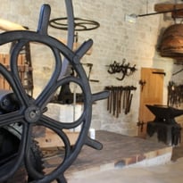 Découvrez les métiers du charron et du tonnelier