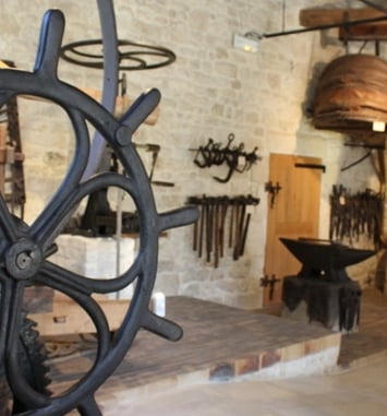 Découvrez les métiers du charron et du tonnelier