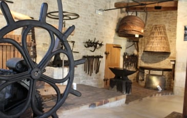 Découvrez les métiers du charron et du tonnelier
