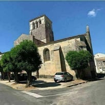 Église romane à clocher carré du XIIe siècle