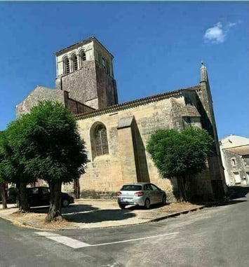 Église romane à clocher carré du XIIe siècle