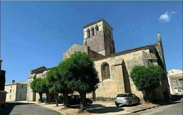 Église romane à clocher carré du XIIe siècle